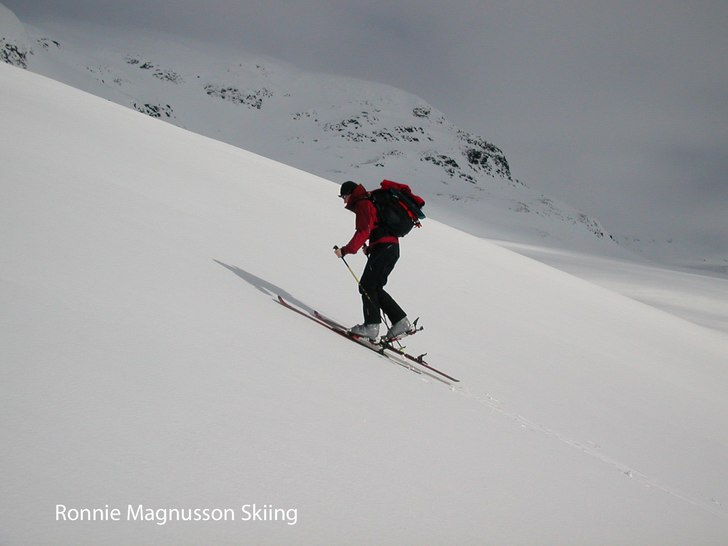 Påsk i Viterskalsstugan, toppturer i området.. Foto: Ronnie Magnusson. Åkare: Chatarina Larson.