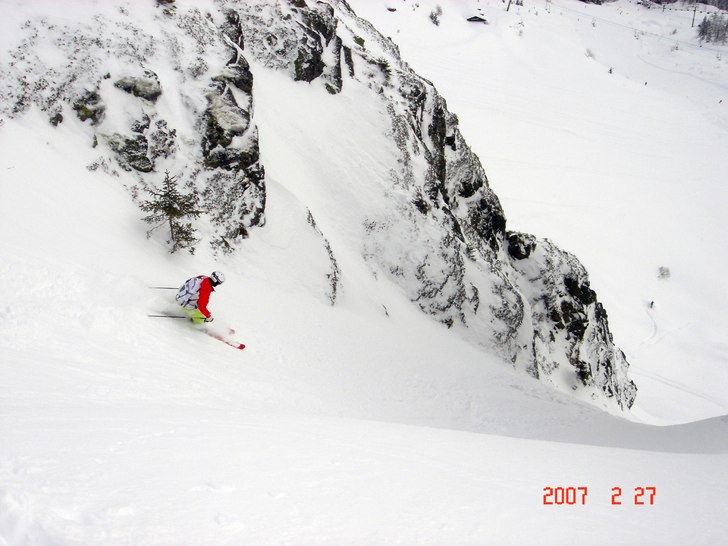 Mycket snö denna dag. Mycket fint i rännan.. Foto: Alexander Roglar. Åkare: Alexander Larsson.