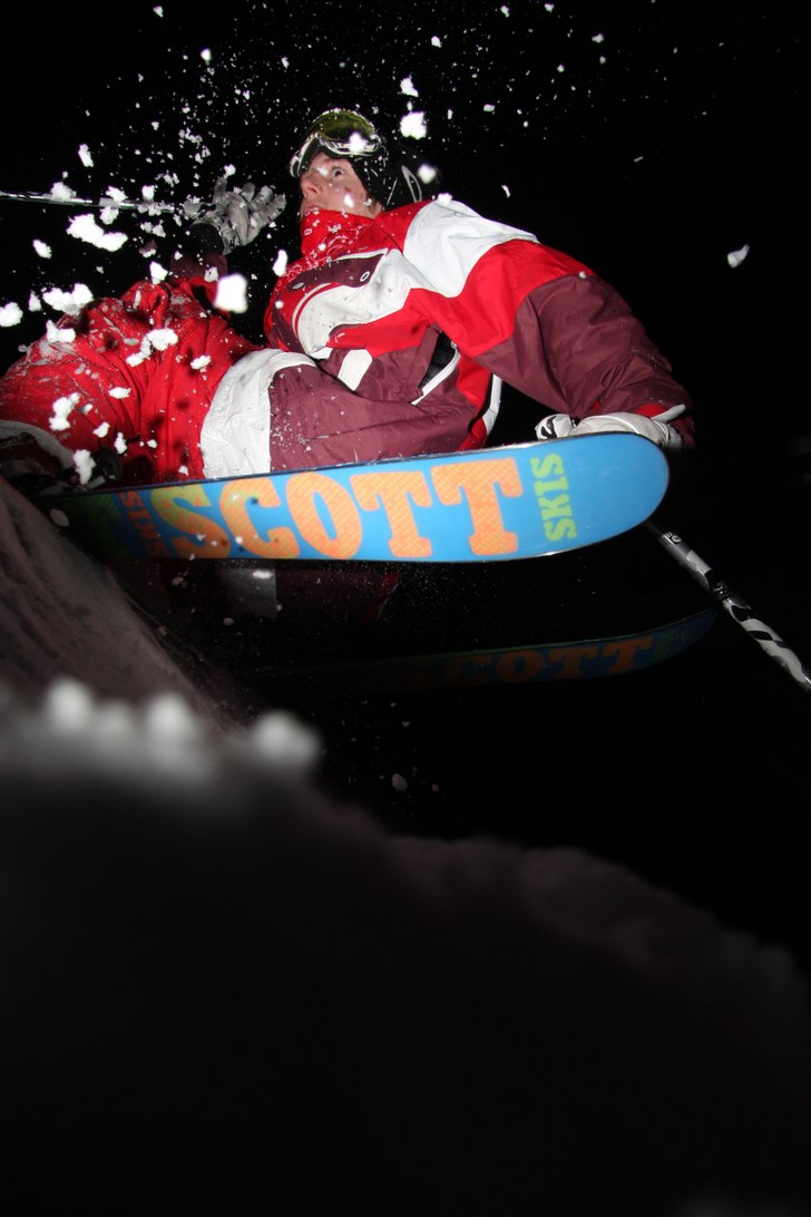 Töm shreddar skaterampen under en nightsess i Lim. Foto: Henrik Tindefjord. Åkare: Tim Andersson.