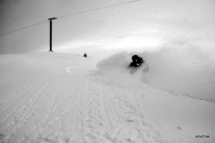 Skönt puder. Sista dagen Drinktours resa till Axa. Foto: Petteri Koste. Åkare: Henrik Mideroos.