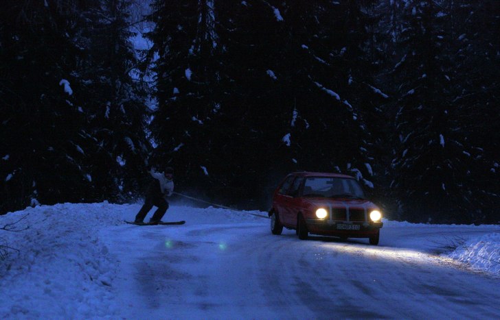 Joel brääääser efter min bil ner för hovfjäl. Foto: Max Neuriesser. Åkare: Joel Dehnisch.