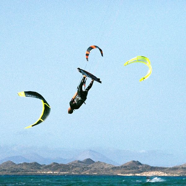 Kiteseglare upp och ner.. Foto: Patrik Malmberg. Åkare: Okänd.