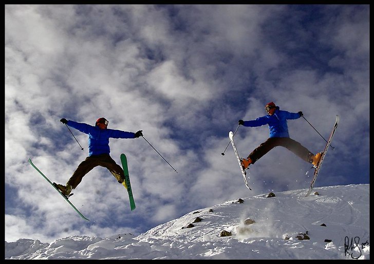 Äkta skidglädje visas ju som alla vet med en spr. Foto: Rob Hamilton-Smith. Åkare: sunken brothers.