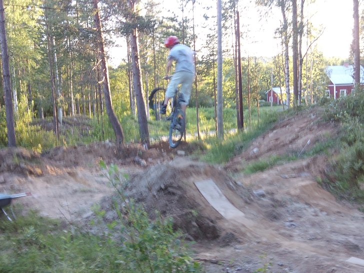 Jag hoppar med min 006 ^^. Åkare: Robin Marklund.