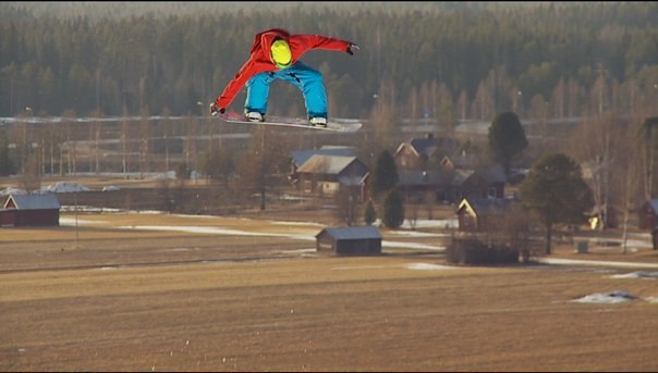 Fick en snabb bild av när Victor flyger ut över . Foto: Christofer Thelin. Åkare: Victor De La Rue.