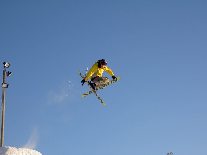 hoppar lite i ormbergets hopp. Foto: Erik "mini". Åkare: Freddy Sandström.