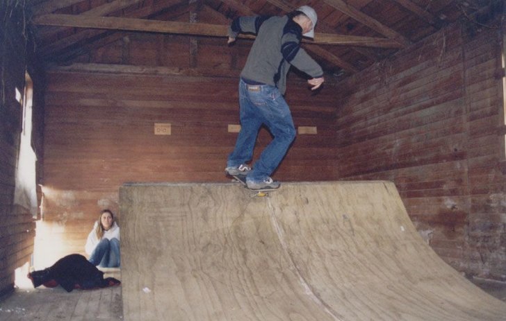 Damian mitt i en rock2fakie i en knagglig miniramp. Foto: Stefan Moss. Åkare: Damian.