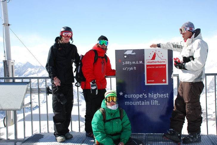 på toppen i Zermatt. Foto: Martin Wikström. Åkare: Marcus Axel Robin Adam.