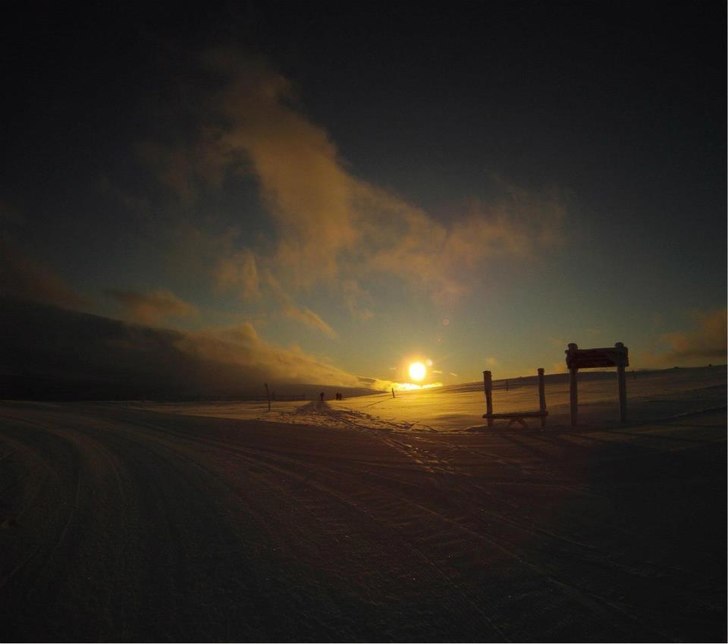 Kvällsolen över tandådalens östra sida som fot. Foto: Niklas Wretblad.