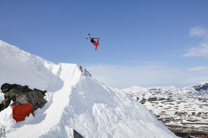 En alley oop flat 5 blunt under Hejtö. Foto: William Larsson. Åkare: Sebastian Karlsson.