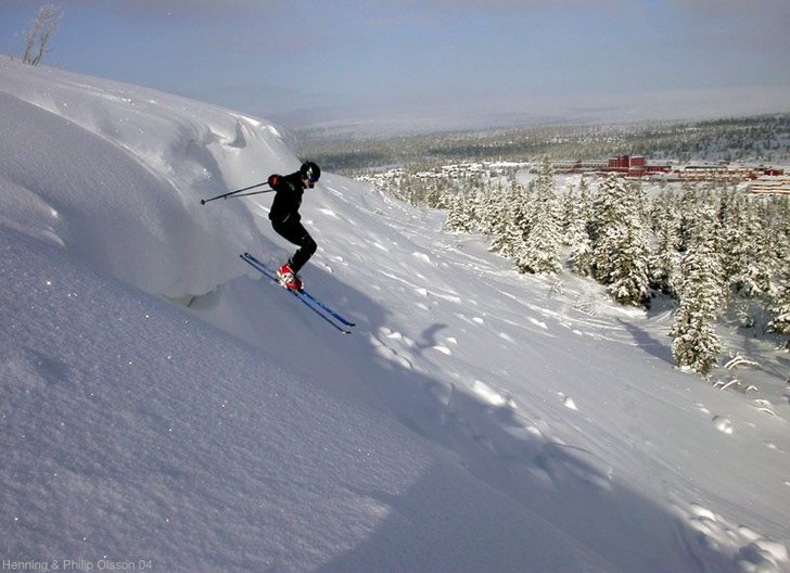 Drop från hangen bortom ravinen i Högfjället, c. Foto: Henning Olsson. Åkare: Philip Olsson.