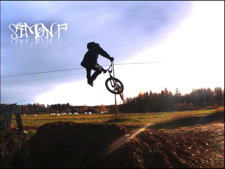 Tailwhip försök, satt nästan.. Foto: Pontus Engström. Åkare: Simon Persson.