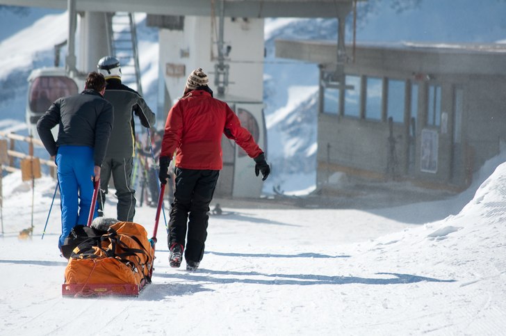 Här tas Maria ned för berget, hon drog hälsenan. Foto: Anna Holmquist.