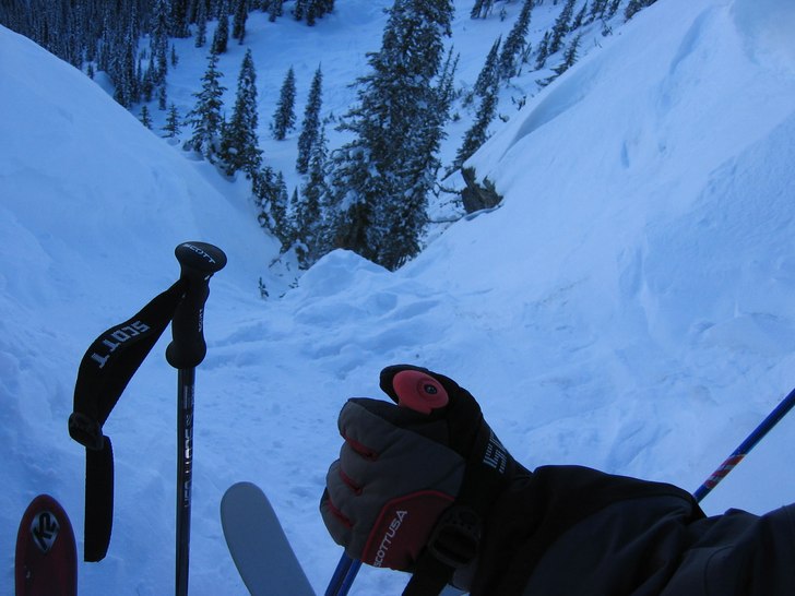 På väg ner i en ränna på baksidan av Granite M. Foto: Tristan Creed. Åkare: Joel Sjelin.