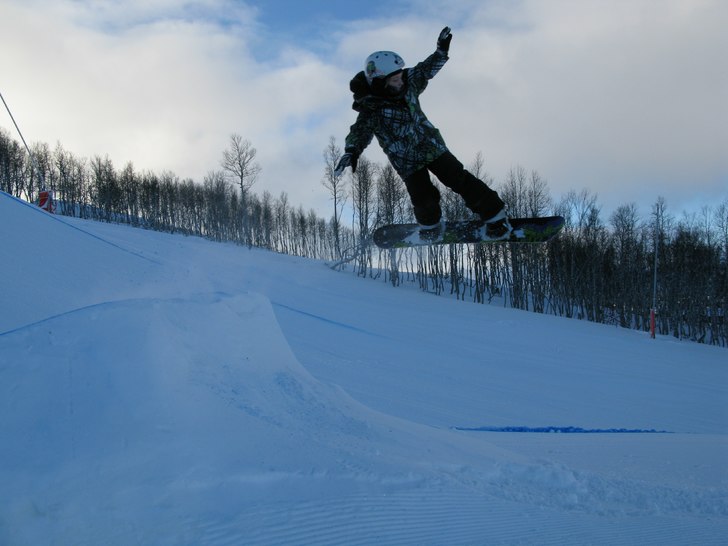 Merlin börjar hoppa. Foto: Johan Nerlund. Åkare: Snowboard smurfen Merlin Nerlund.