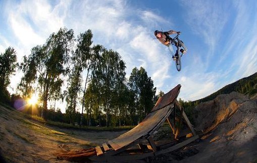 360 i solnedgången. Foto: Anton Östlund. Åkare: Emil Gybo.