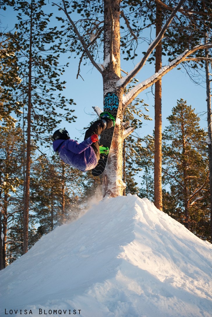 Dennis laddar på en wallride en solig eftermiddag. Foto: Lovisa Blomqvist. Åkare: Dennis Asplund.