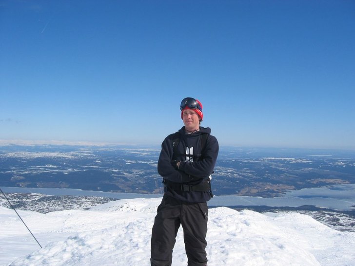 Åreskutans topp vid antennen.... Foto: Larsson. Åkare: Emil Liljert.