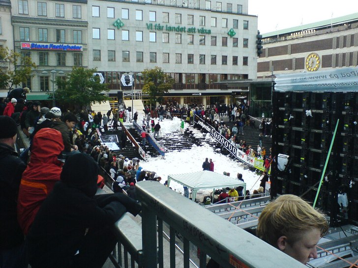 stockholm :) jag i grönt i trappen på vägupp ig.