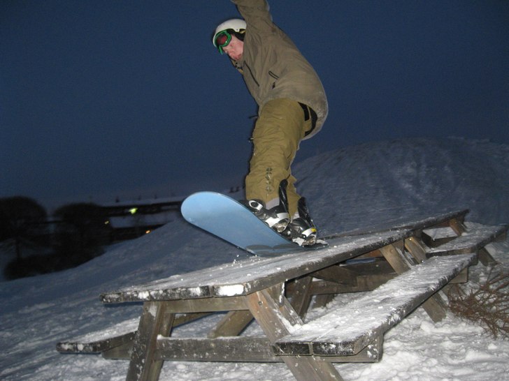 Vi hade inget rail så vi tog några bord!. Foto: Lukas Hallqvist. Åkare: Jens Almskog.