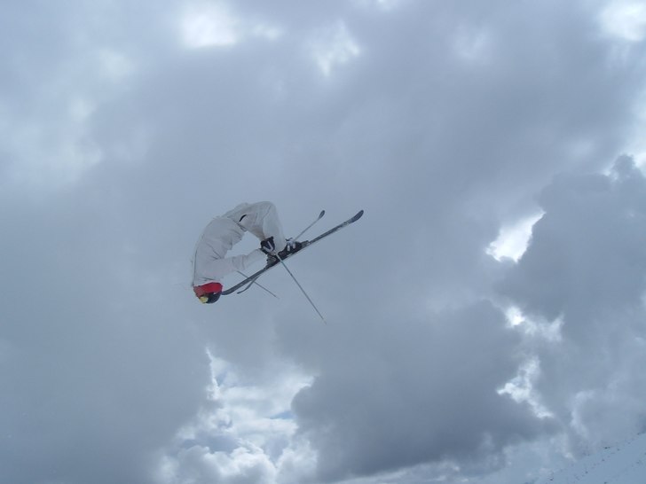 det kliade lite i nacken, så ja gjorde en b-flip. Foto: Ina. Åkare: Julius Aspman.