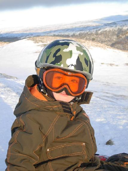 Siter och vilar i solen och väntar på att få å. Foto: Pappa. Åkare: Robin Sandström.