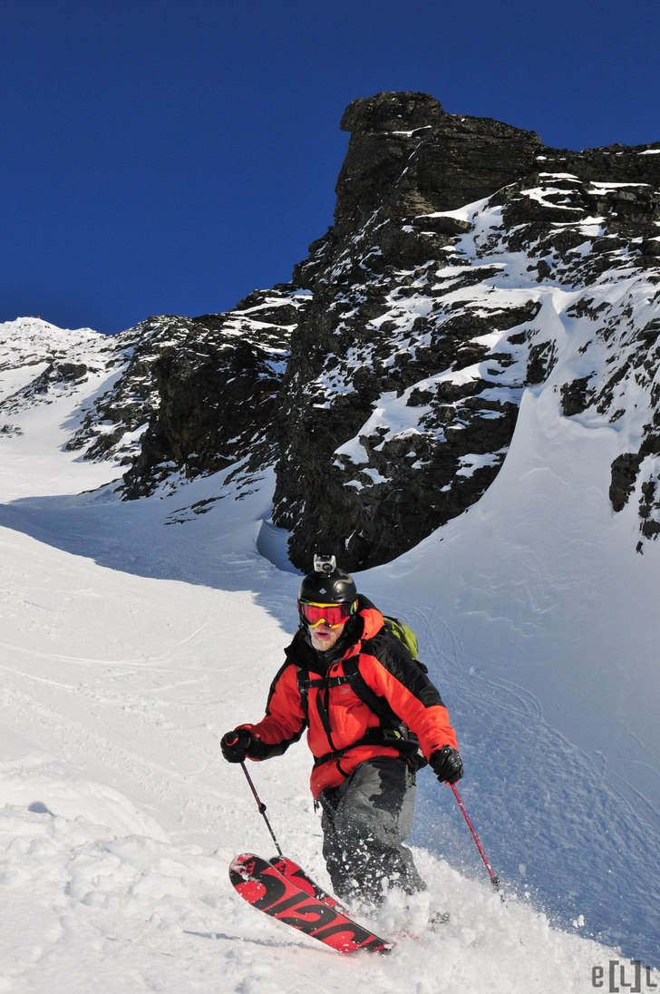 Grym ränna mitt inne i Sarek en solen dag i slute. Foto: Erik "Lidas" Lidström. Åkare: Helge "Hemse Gemsen" Berg.