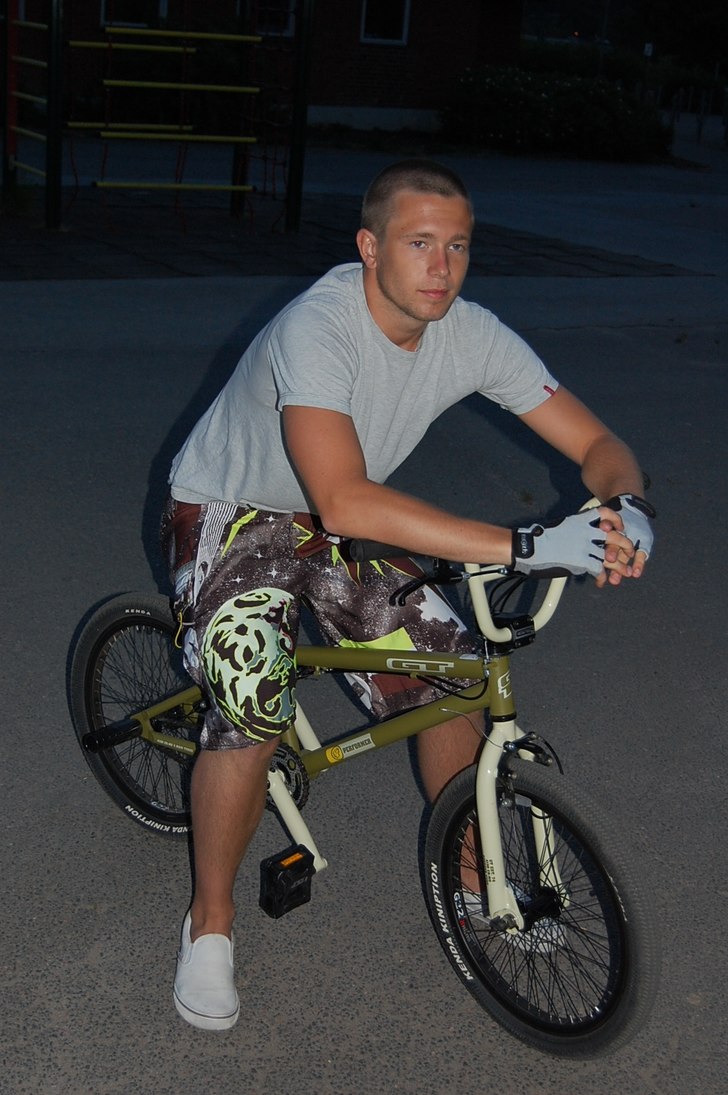 Bmx:ar på skolan medan man testar Kullis nya Niko. Foto: Kullis tha man!. Åkare: Me :D Oyes.
