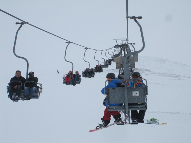 I Kosovo åker folk upp i liften, tar lite luft p�. Foto: Richard Lundh.