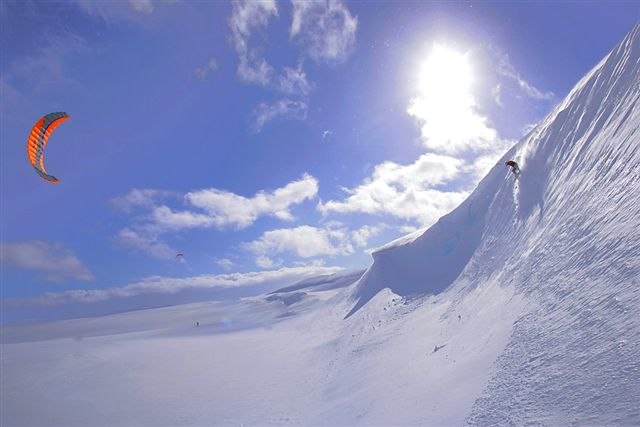 Snowkite
Tack för fotot: www.ozonekites.se. Foto: Pascal Boulgakow. Åkare: Chasta.