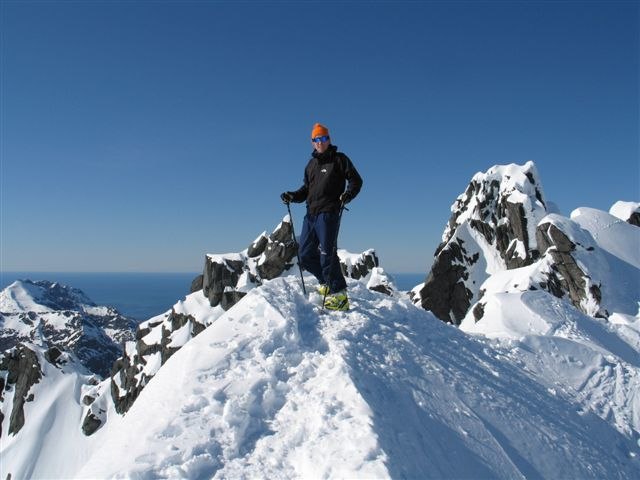 Toppen av Middagstind på Kvalöya utanför Troms�. Foto: Björn Biller. Åkare: Björn Biller.