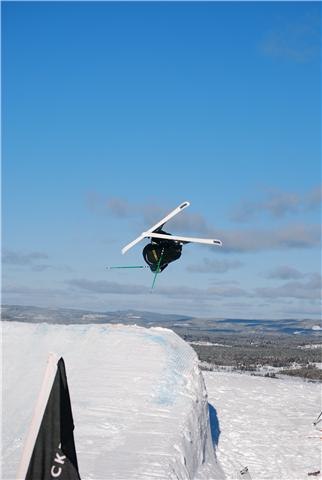 Jag kör min första flatspin i stort hopp. Det gi. Foto: Fjunesh. Åkare: Olov Engström.