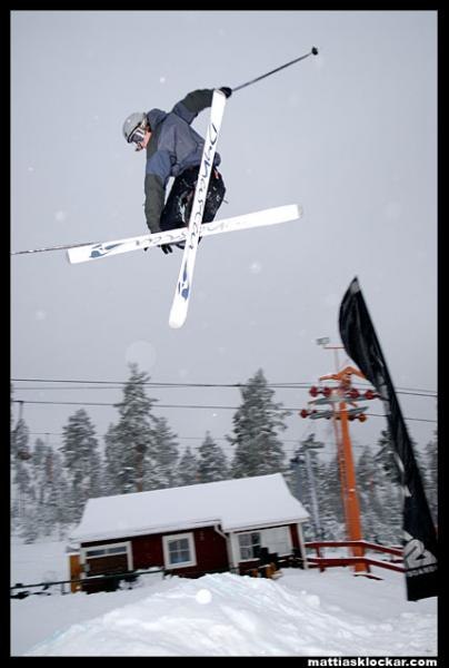 Jag gör en 540 med reverse mute.. men kolla den a. Foto: Mattias Klockar. Åkare: Jesper Norén.