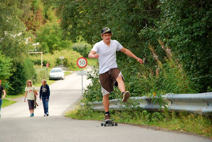 åker longboard vid namdalsfolkehögskole. Foto: Ann karin Bjerke. Åkare: jag, line og magnus.