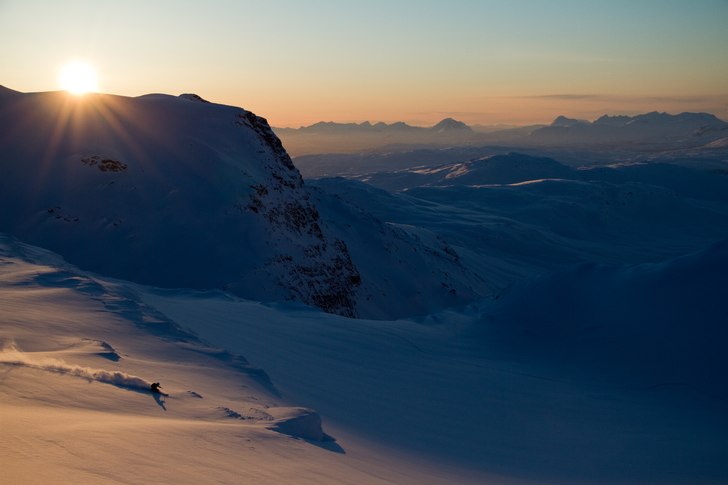 Kall kväll i Riksgränsen BC slutade med helt fan. Foto: Robin Andersson. Åkare: Matilda Rönnholm.