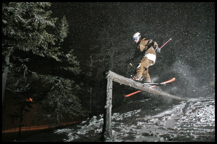 vi hittade ett träd som vält mitt ute i tandåda. Foto: Jacob Gustafsson. Åkare: Jesper Norén.