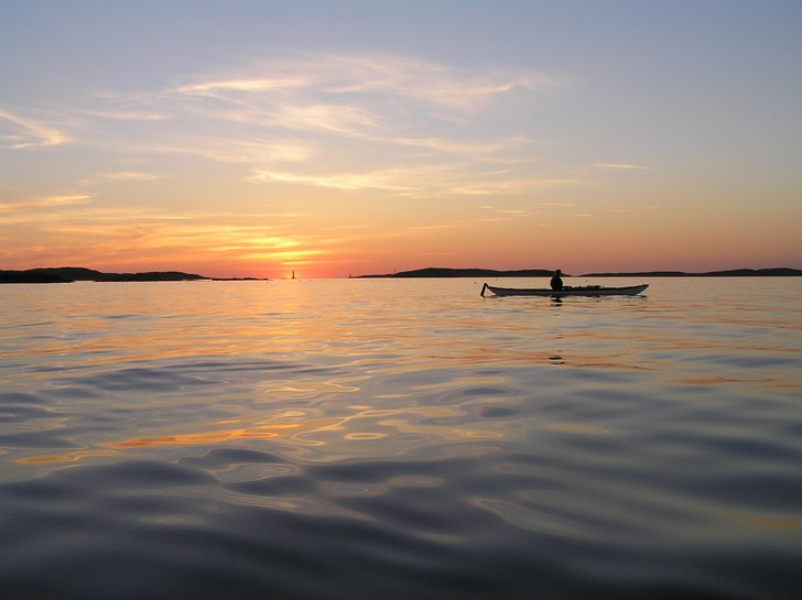 Sen kvällspaddling ett par km söder om Marstrand. Foto: Johan Olofsson. Åkare: Johanna Mörk.