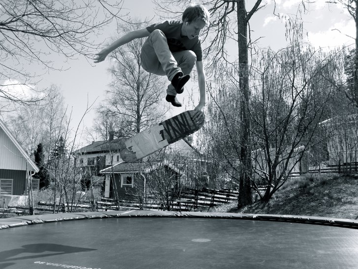 Min bräda jag har på studsmattan ;). Foto: Samuel Törnqvist. Åkare: Markus Östman.