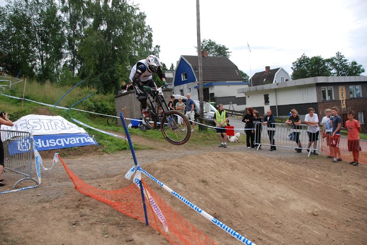 Skuttar över roadgapet på väg mot sm guldet. Foto: Tony edvardson. Åkare: Jag Erik Brohagen.