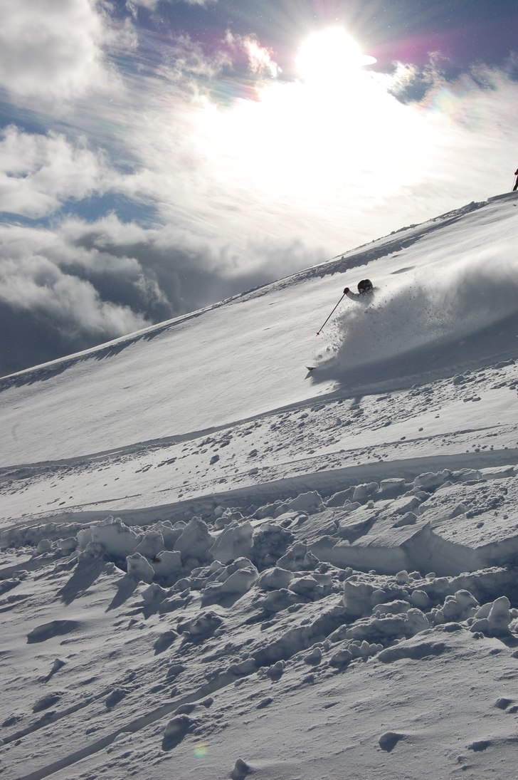 30-40 cm nysnö en solig dag i verbier. Foto: Ebba Warsgsjö. Åkare: Hampus Wargsjö.