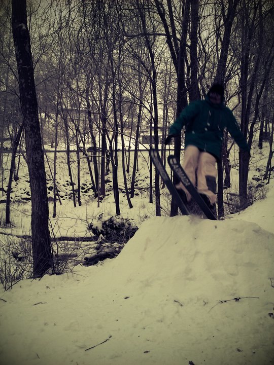 Lite laid back jibb i den stockholmska \"skog. Foto: Simon Englund. Åkare: Alexander Kopp.