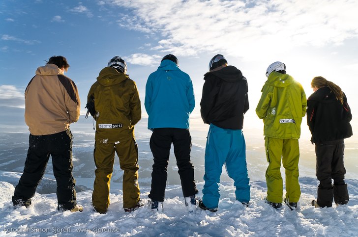 Kisspaus på Åreskutans topp en solig Aprildag!. Foto: Simon Sjörén www.sjoren.se. Åkare: Diverse pöjkar....