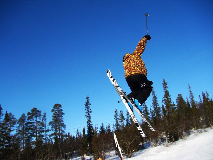 Clean 360 på ett av Björnrikes svarta hopp.... Foto: Isak Andersson. Åkare: Christian Lindström.