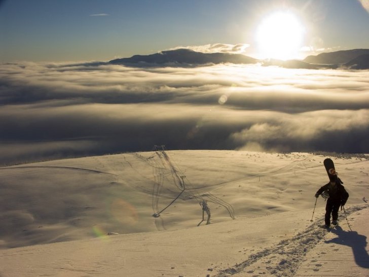 Ovan molnen är det alltid sol.
Snart uppe på Ki. Foto: Tomas Tengner. Åkare: Olof Appelblad.