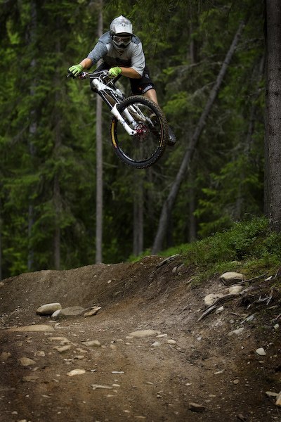 Henrik jobbar som prylbög på Oslosportslager men. Foto: Kim molander. Åkare: Henrik Evensen.