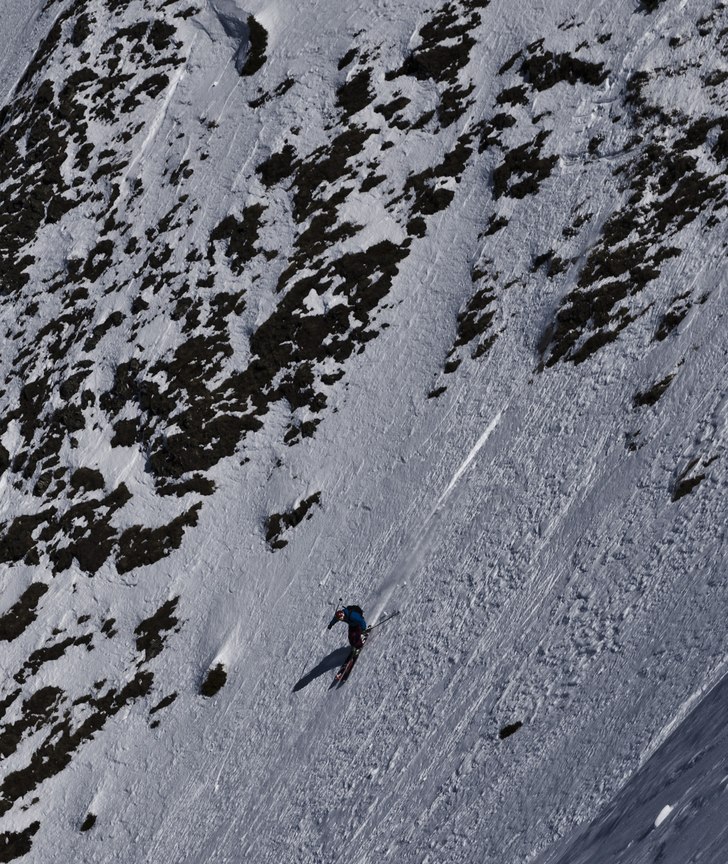 Jag åker skare över ett stenrös i le tour.. Foto: Sebastian Carlsson. Åkare: Oskar Lindby.