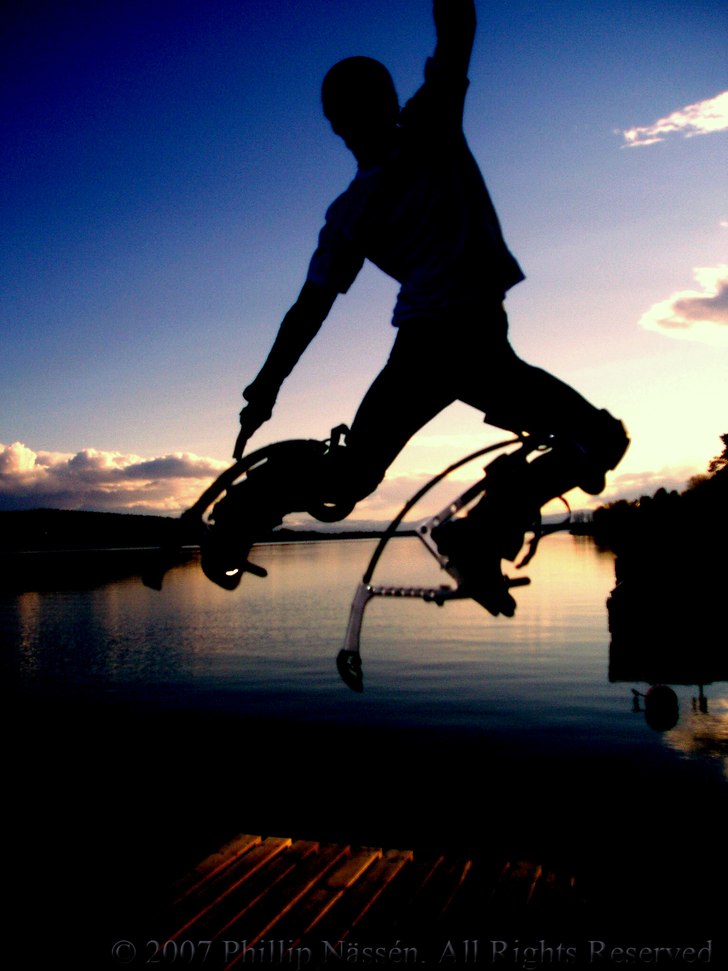 Hoppade med Skyrunner på bryggan en kväll.. Foto: Mamma. Åkare: Phillip Nässén.