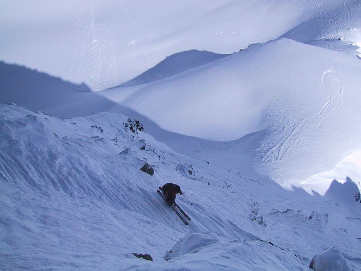 Lätt felåkning och lavinrisk i den tänkta coula. Foto: Magnus Ingevall. Åkare: Fredrik Segerholm.