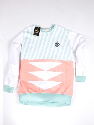 den är vit,grön och röd och det är ett litet j. Foto: joshua sandström. Åkare: det är ingen åkare men det är en jiberish pier tröja.