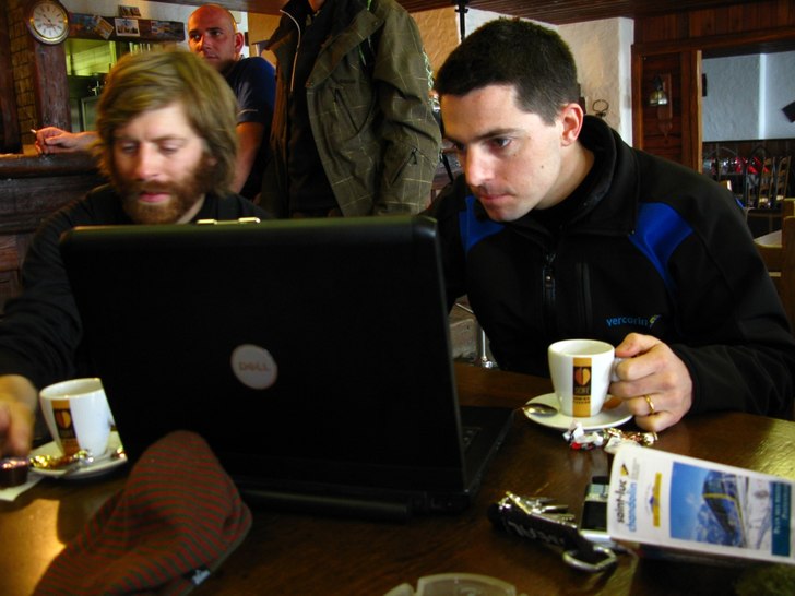 Foto: Johan Jonsson. Åkare: Patrik Lindqvist visar bilder för Martin, som är någon form av chef i Val d’anniviers..